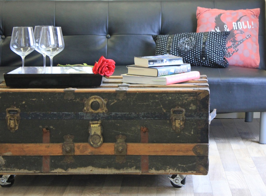 Old trunk turned into a desk. From the Cash & Cari show.