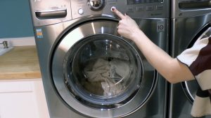 M&M_S04E11_V4_Melissa Maker_Laundry Tips 4