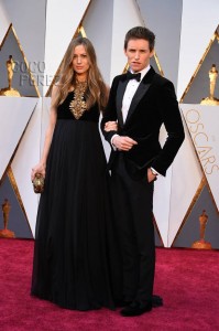 eddie-redmayne-hannah-bagshawe-oscars-2016-red-carpet__oPt