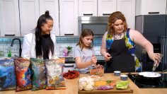 M&M_S31E05_Klaya Dalkeith & Desarae Dawn Bilinski_Tomahawk Chips Burger 1