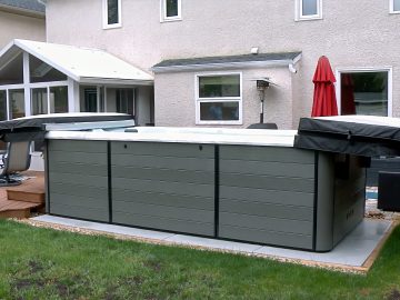 M&M_S40E13_Don Carson_Happy Couple’s Swim Spa