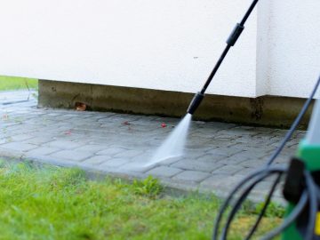 M&M_S41E08_College Clean Exteriors