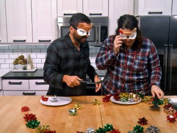 M&M_S42E01_Stocking Stuffer Game